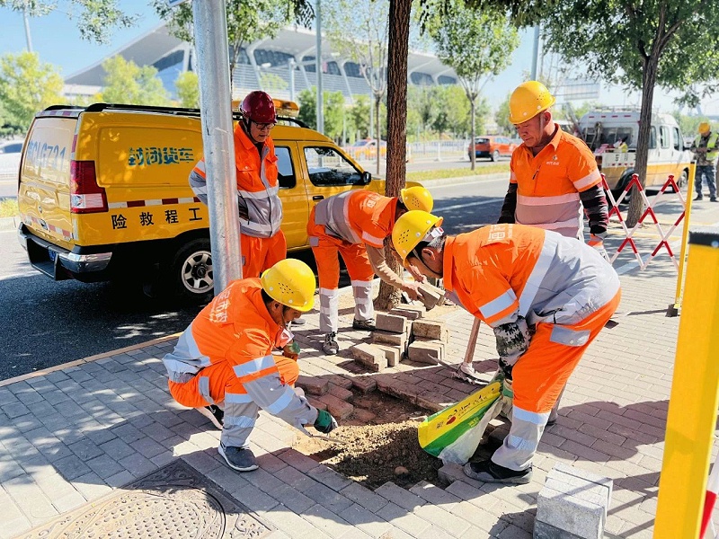 玉龍環保：作業人員第一時間對破損路面進行維修2