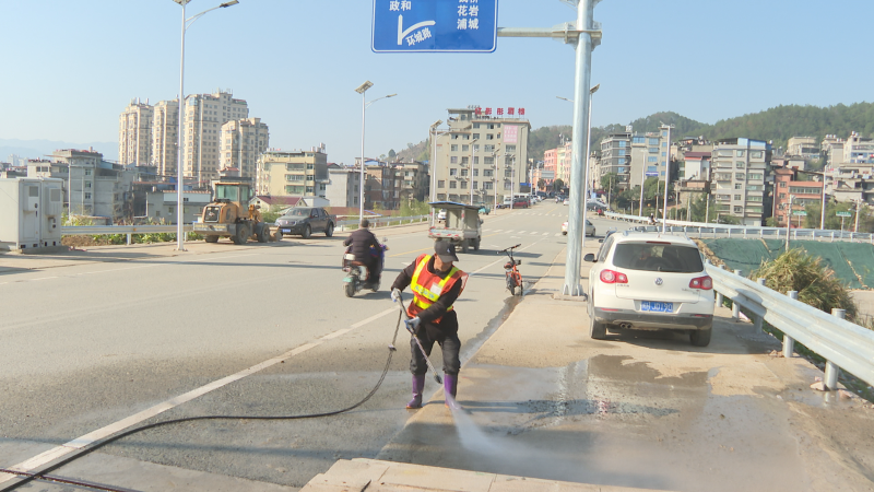 玉龍環(huán)保：新型環(huán)衛車(chē)亮相松溪街頭