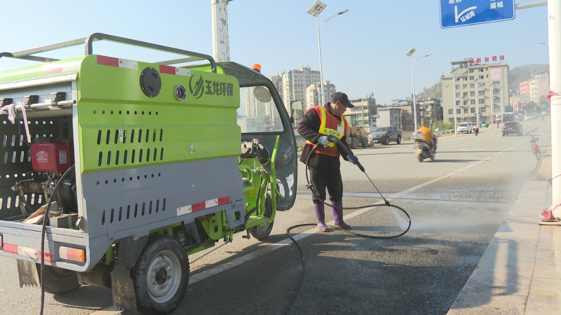 玉龍環(huán)保：新型環(huán)衛車(chē)亮相松溪街頭