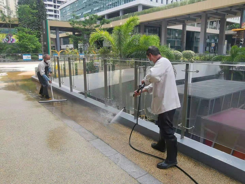 玉龍環保-員工在保潔中