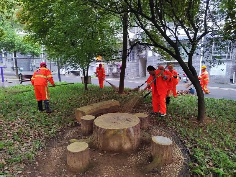 玉龍環保：環衛公司在小區內進行清掃保潔作業1