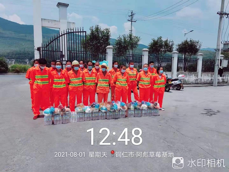 玉龍環保思南分公司向員工發放降溫慰問品3