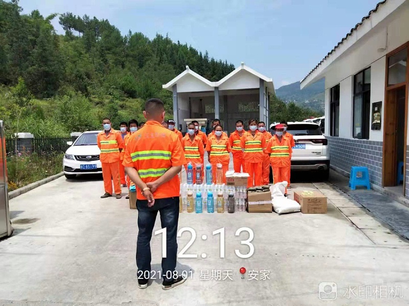 玉龍環保思南分公司向員工發放降溫慰問品2